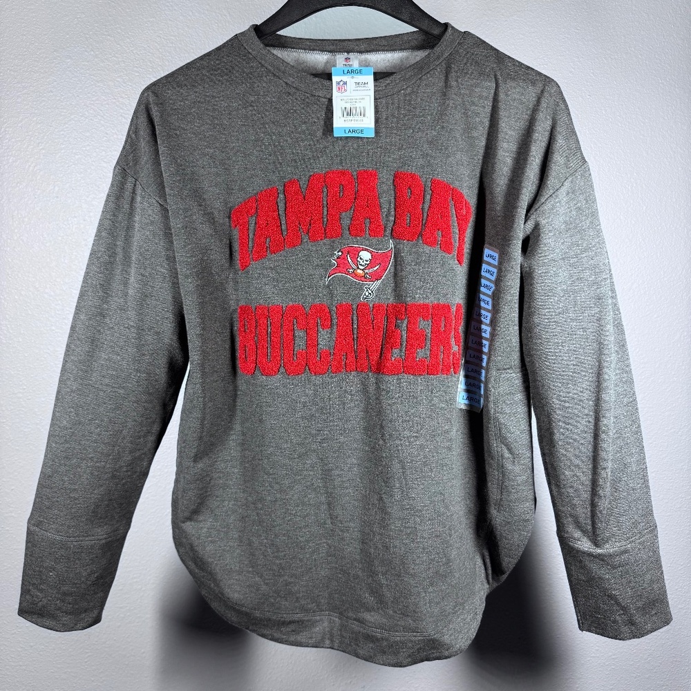 NWT NFL Tampa Bay Buccaneers Women Pullover Sweatshirt Gray Chenille Logo Large